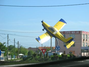 Whadaya think? Yield to Aerobatic airplanes? 